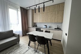 Продажа однокомнатной квартиры с дизайнерским ремонтом 42 кв.м на 6 этаже в ЖК Огни, Лобачевского